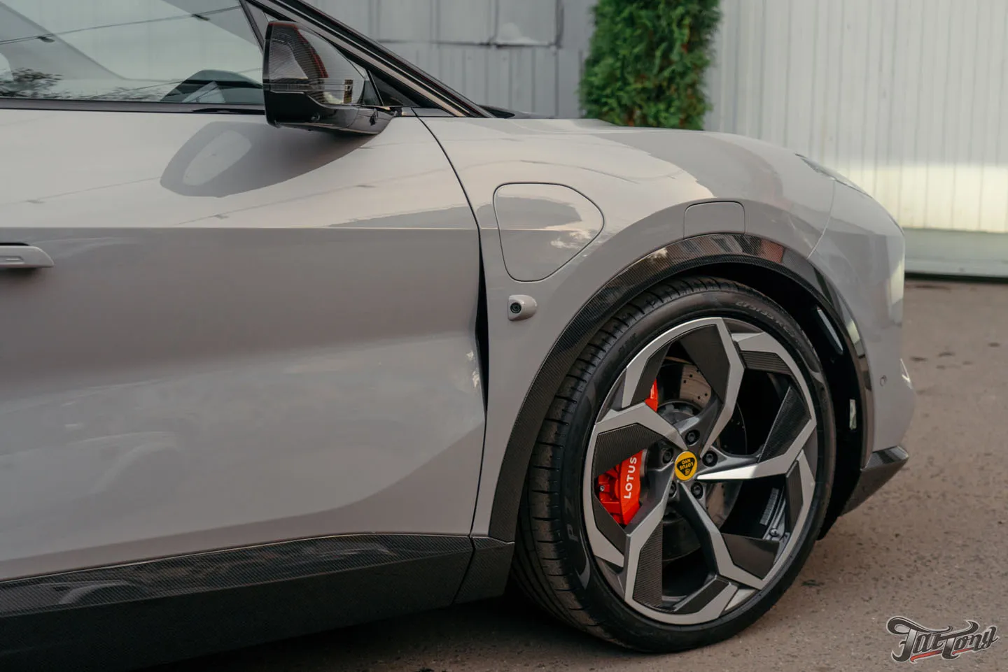 Обзор нового электрокроссовера Lotus Eletre R+, окрас бамперов и оклейка полиуретаном